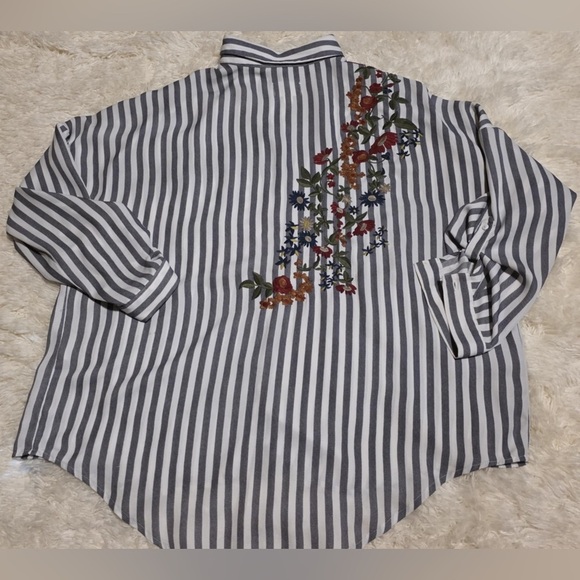 Everly Women’s Size L Black & White Striped Shirt With Embroidered Flowers EUC - Picture 7 of 8